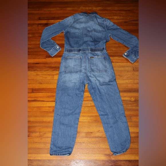 Lee - Picture 2 of 7